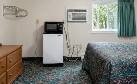 Hillside Motel Warm Bedding